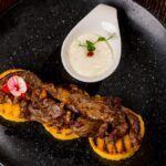 Pastrama de Berbecuț cu Mămăliguță și Mujdei
